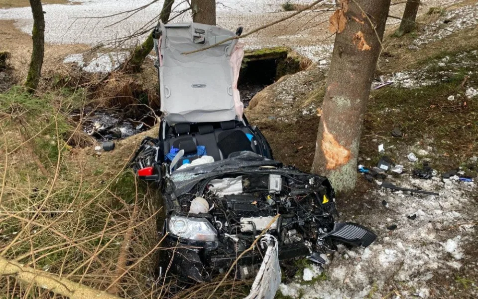 Matka pohřešovala svého syna. Policisté ho po několika hodinách našli zaklíněného ve zdemolovaném autě.