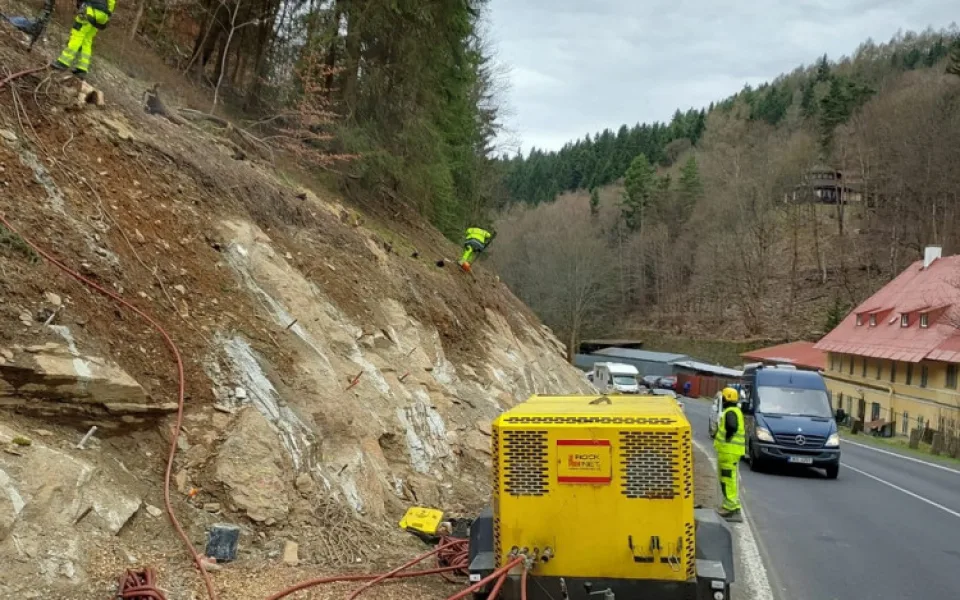 U Jáchymova začala stavba opěrné zdi. Dopravu řídí semafory