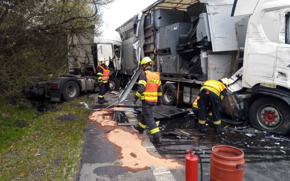 Hasiči likvidují masivní únik provozních kapalin u nehody, při které se srazily dva kamiony