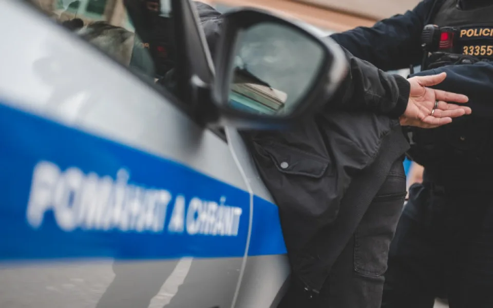 Muž v hotelu škrtil svou partnerku. Hrozí mu vězení