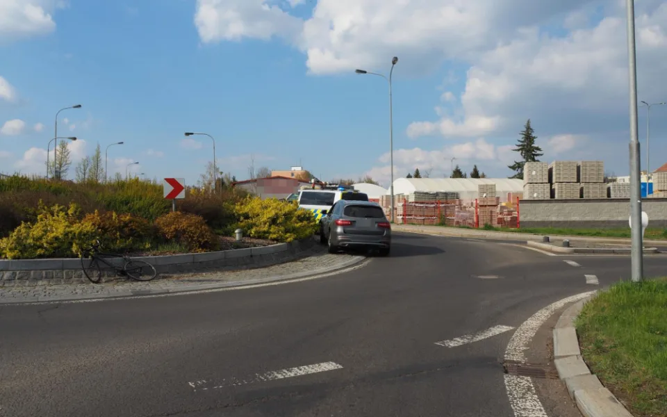 Řidič přehlédl cyklistu jedoucího po kruhovém objezdu. Střetu už nestihl zabránit