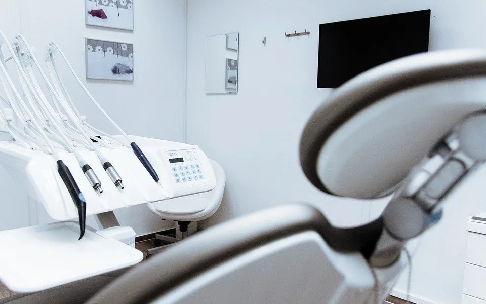 Karlovarský kraj podpoří vznik zubní ordinace v Jáchymově, dostane 600 tisíc korun