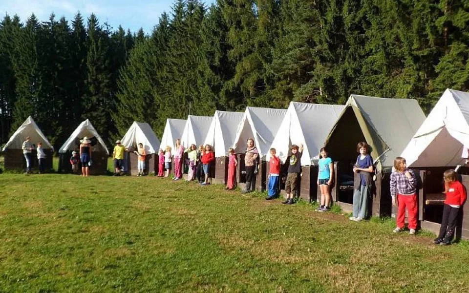 Letní tábory začínají být pro mnohé rodiny finančně nedostupné