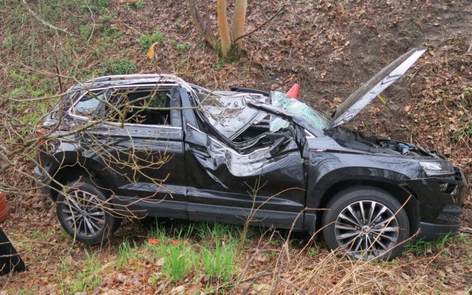 Řidič nejspíš usnul za volantem. Auto vyjelo mimo silnici a narazilo do stromu