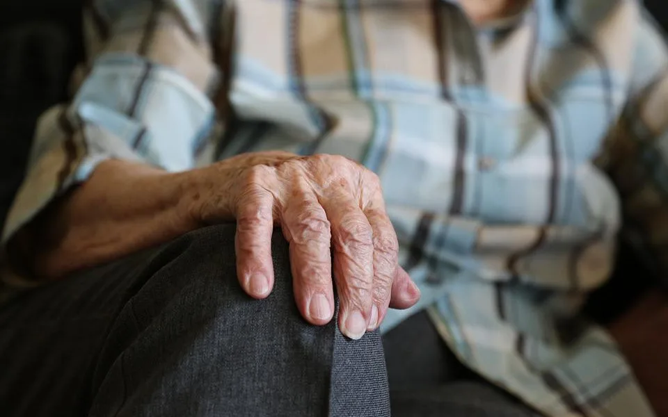 Svou matku okrádal a zamykal ji v bytě. Třicetiletému muži hrozí pět let vězení