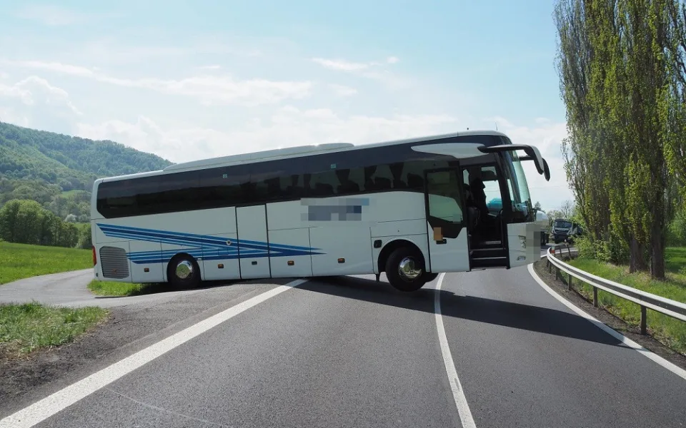 Řidič autobusu uvízl uprostřed silnice při otáčení. Vysloužil si pokutu