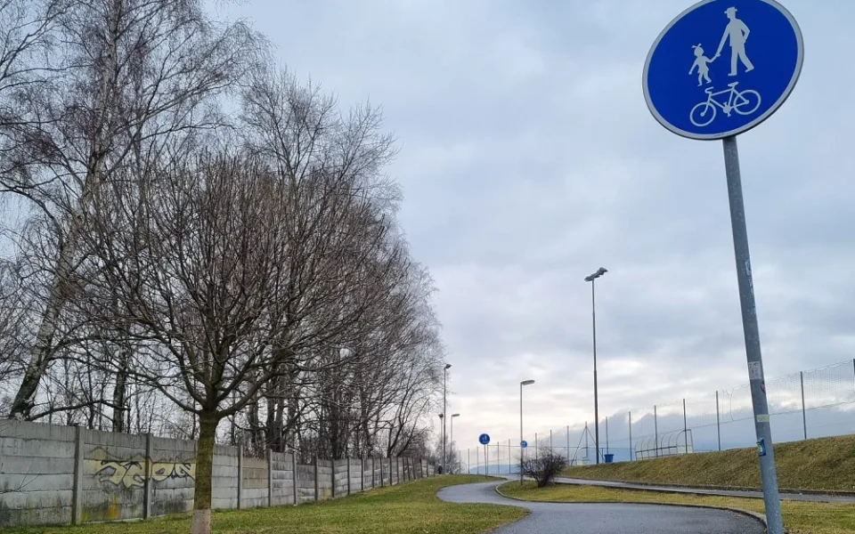 Cyklistu má na silnici chránit vyhrazený pruh. Jejich pravidla veřejnost často nezná.