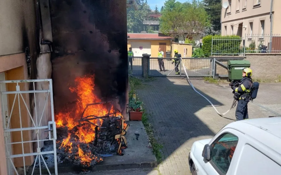 Bytový dům v Karlových Varech zachvátil požár. Hasiči zachraňovali obyvatele z žebříku