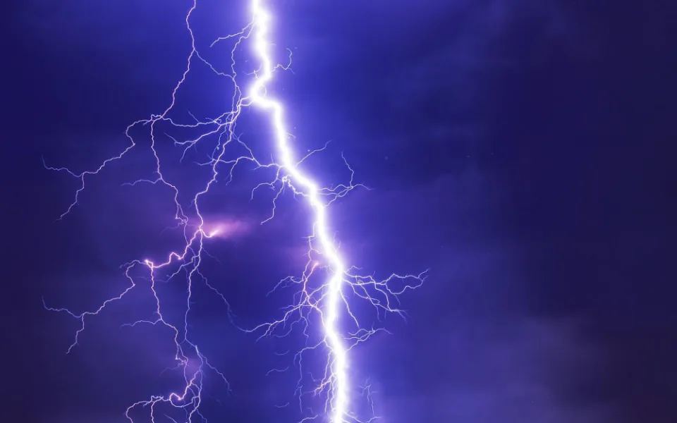 lightning-gddaa64ee7_1280
