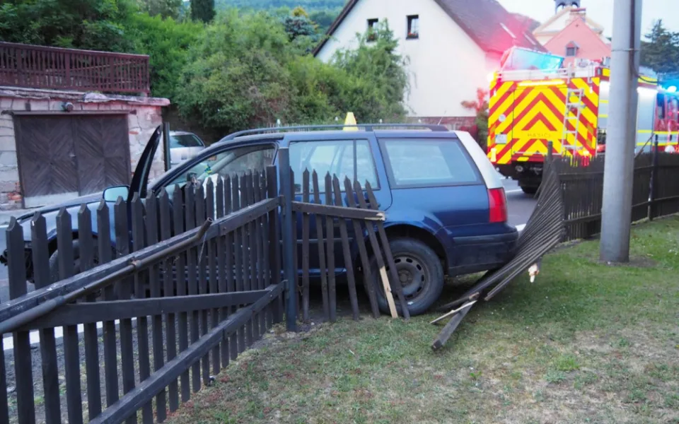 Mladík prolétl autem dvěma ploty. Až policisté zjistili, že nemá povinné ručení.
