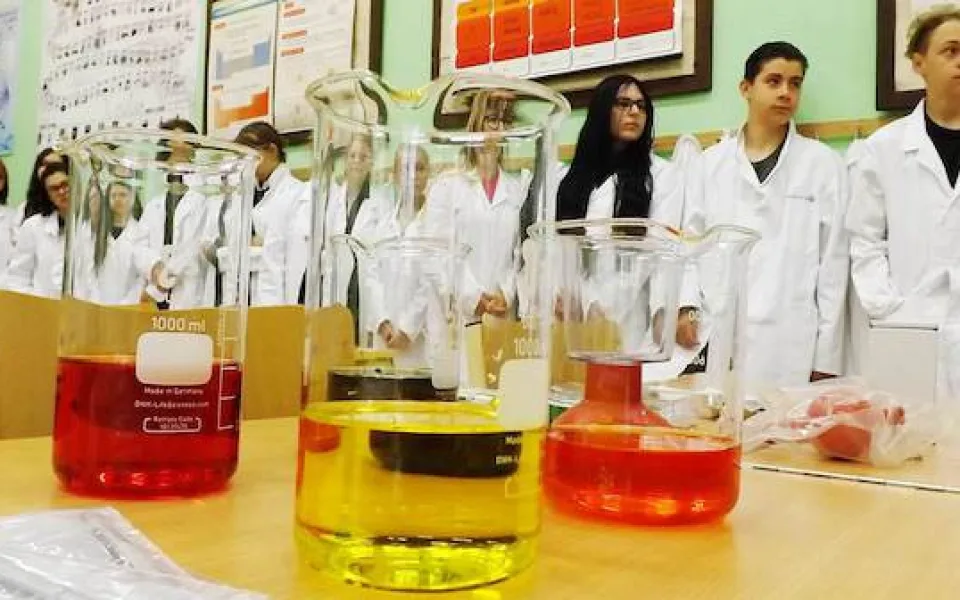 Na sokolovské základce bude při hodinách chemie zábava. Žáci dostali moderní pomůcky