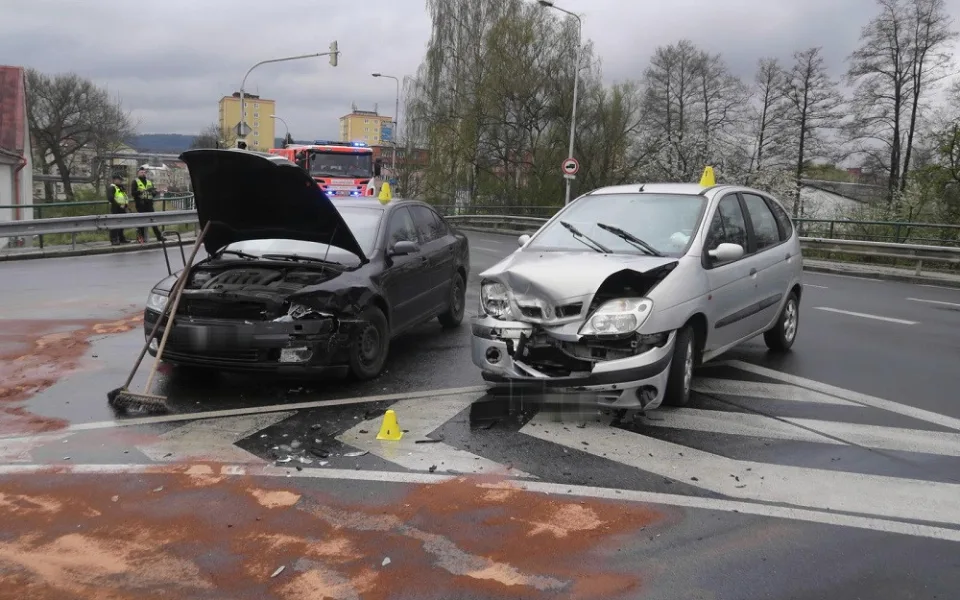 Opilý řidič nedal přednost a na křižovatce narazil do jiného auta