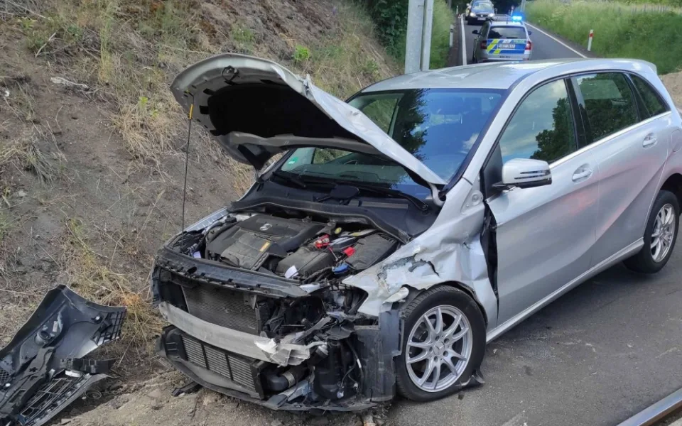 Vlak smetl osobní automobil značky Mercedes na železničním přejezdu v Hazlově