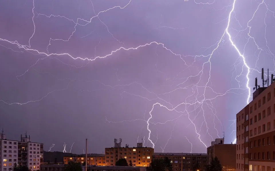 Karlovarský kraj zasáhnou silné bouřky, varovali meteorologové