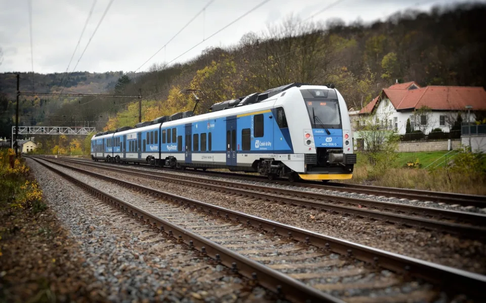 Mezi Chebem a Mariánskými lázněmi nejezdí vlaky. Na trať spadl strom