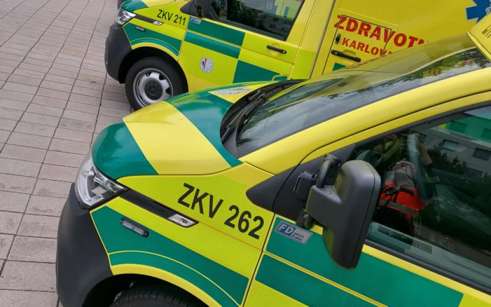 Karlovarská záchranka modernizuje vozový park. Přibyly nové sanitky i vozy
