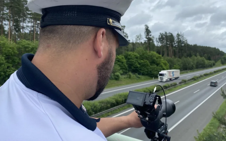 Až na jeden kilometr vidí policisté speciálním dalekohledem, zda řidič telefonuje za jízdy a není připoutaný