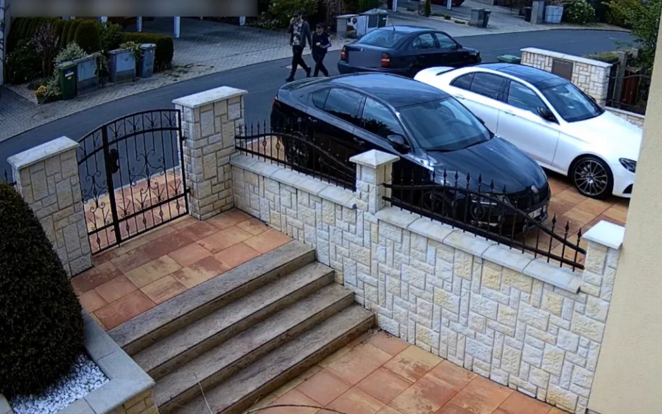 Policie pátrá po dvojici mužů. Mohou pomoct s vyšetřováním vloupání