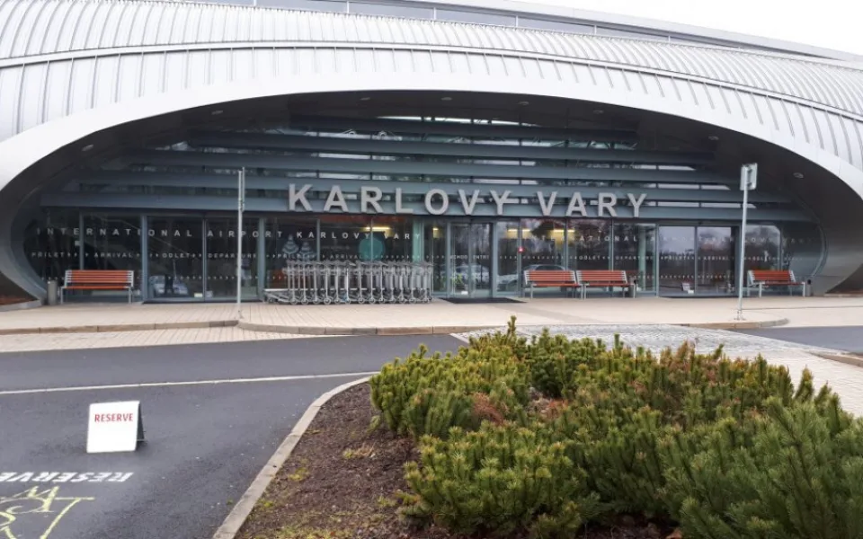 Karlovarské letiště dnes obnovilo provoz pro pravidelnou osobní dopravu