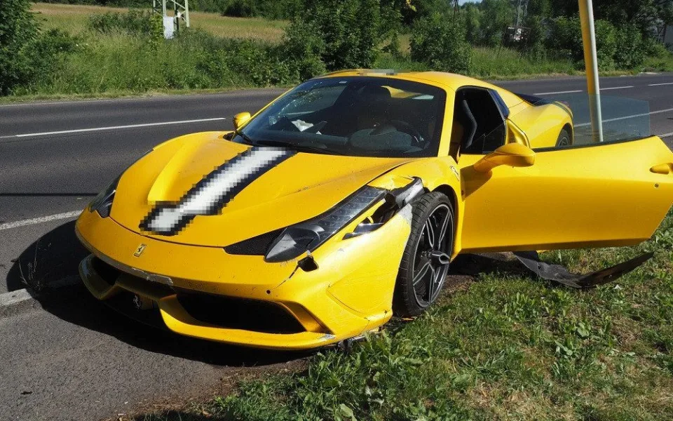Řidič naboural Ferrari, škoda je přes dva miliony korun