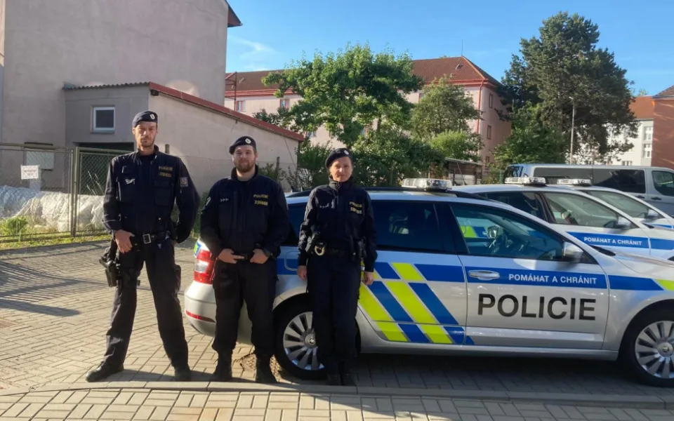 Sebevražedný skok z mostu rozmlouvala tato trojice policistů devětadvacetiletému muži