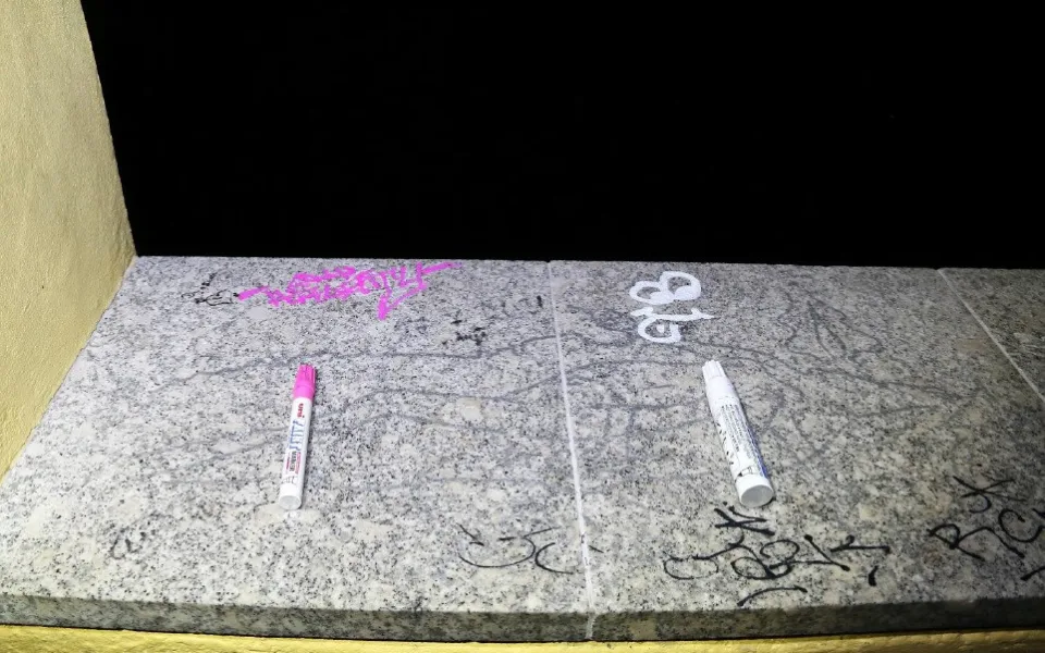 Vandal počmáral fixami žulový parapet rozhledny, policisté ho zadrželi bezprostředně po činu