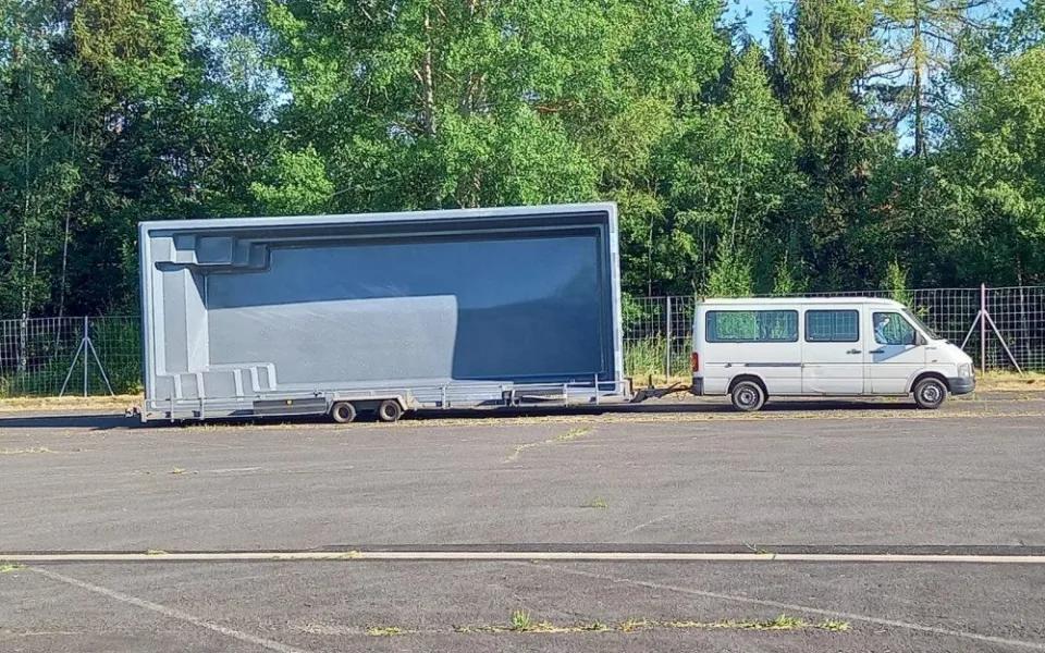Řidič převážel obří bazén, svým nákladem porušil maximální povolené rozměry a neměl potřebné povolení
