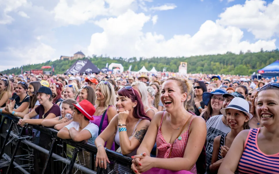 Festival Hrady CZ je zpět a oznamuje program v čele s kapelami Rybičky 48 a Chinaski 