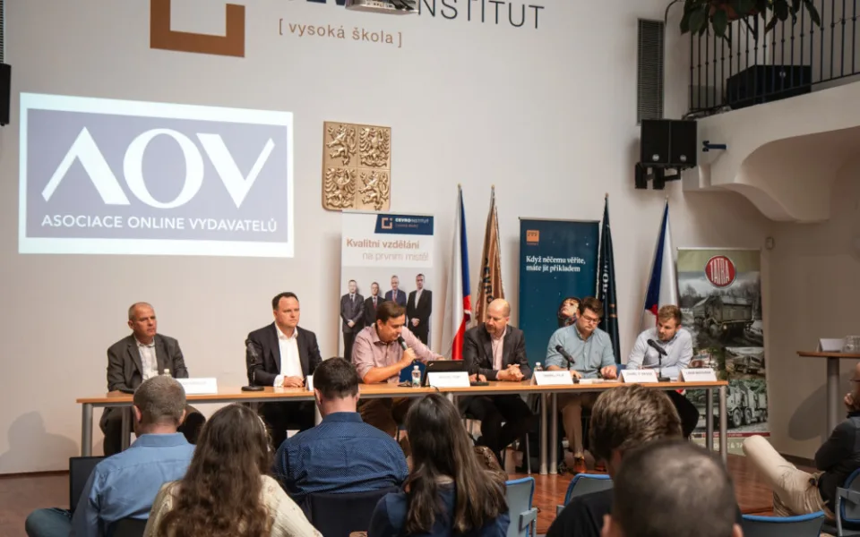 Blokování nás nespasí, lepší je kvalitní mediální výchova, říká výkonný ředitel sdružení, které vyplo proruské weby.