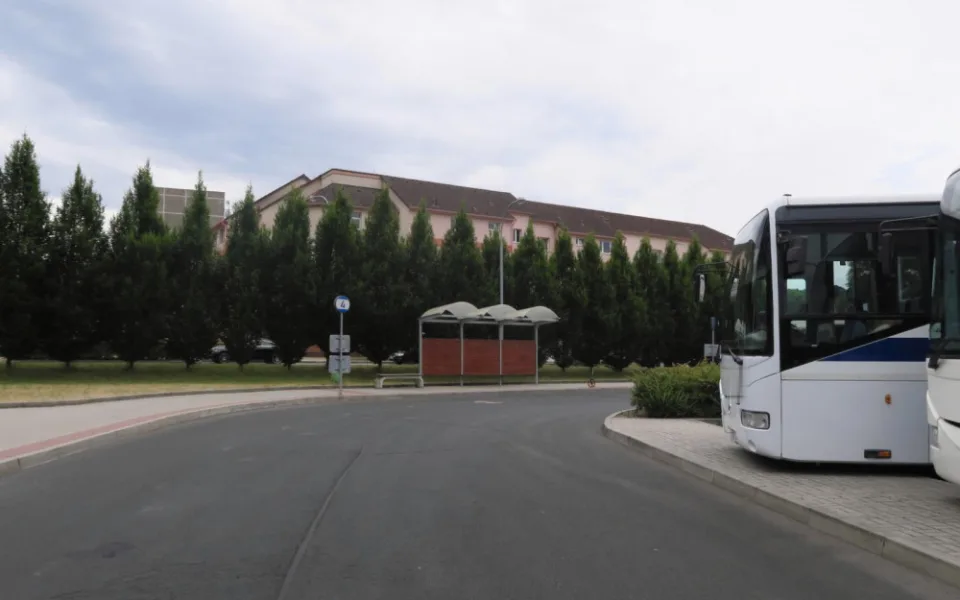 Žena s chodítkem upadla, když autobus projel zatáčkou. Policie hledá svědky