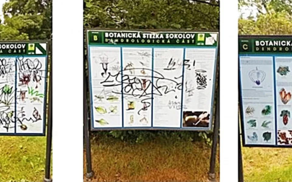 Zničené informační tabule