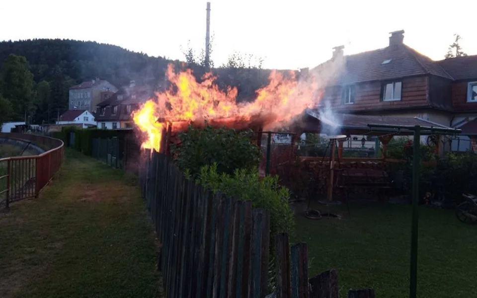 V Kraslicích hořela pergola, při požáru se nikdo nezranil