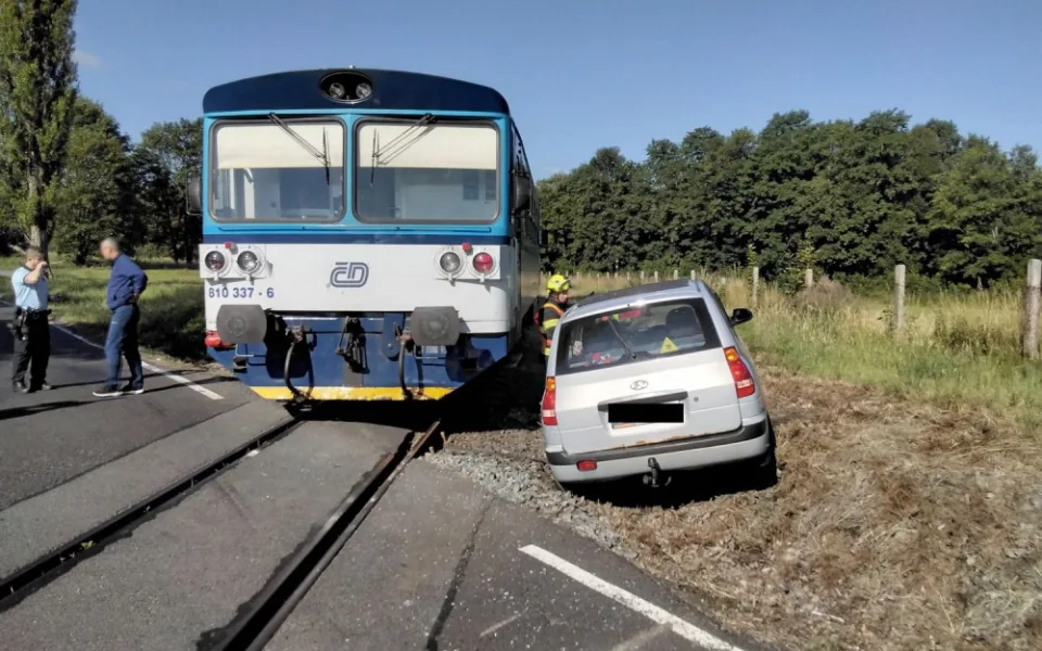Vlak smetl na železničním přejezdu osobní automobil, posádka vyvázla jako zázrakem bez zranění