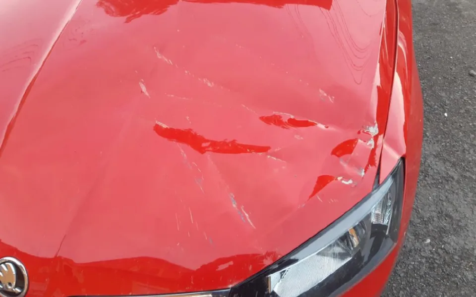 Žena zaútočila na auto kovovou tyčí. Hrozí jí až tři roky vězení