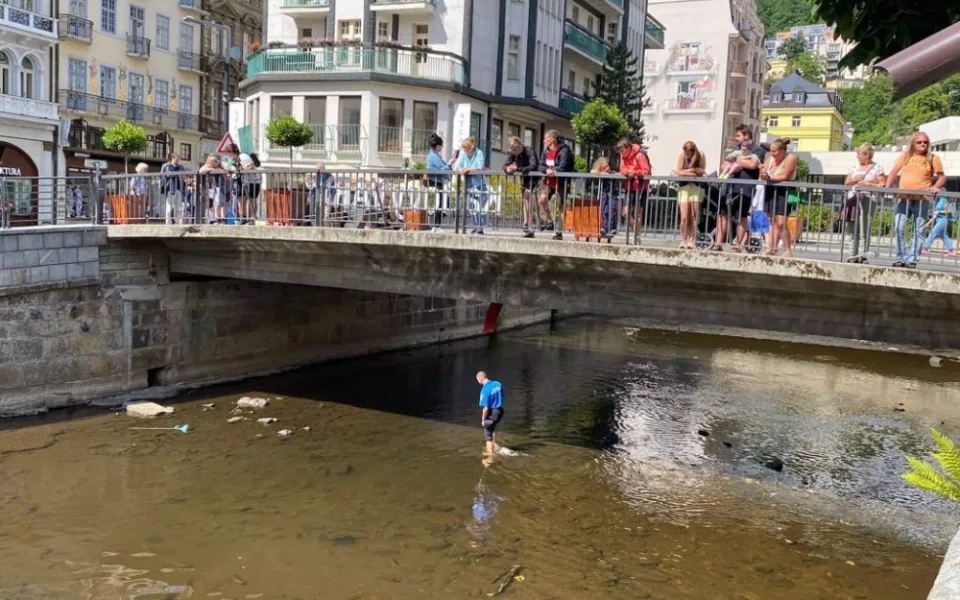 Kuriózní zásah městské policie, strážníci lovili z řeky hůl nešťastné turistky