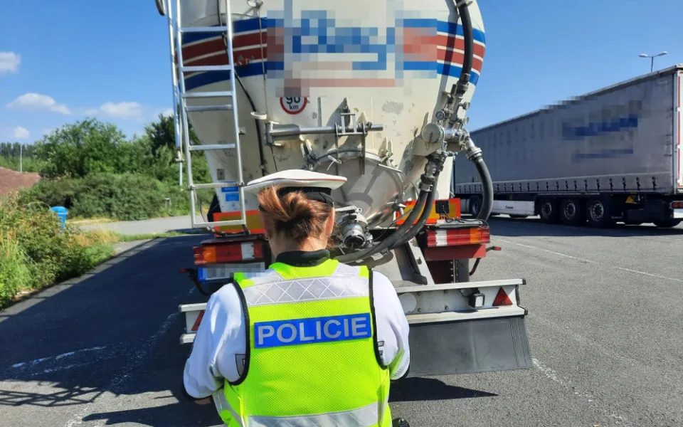 Při kontrole 35 náklaďáků a autobusů odhalili policisté 22 přestupků, jeden motorista řídil pod vlivem drog