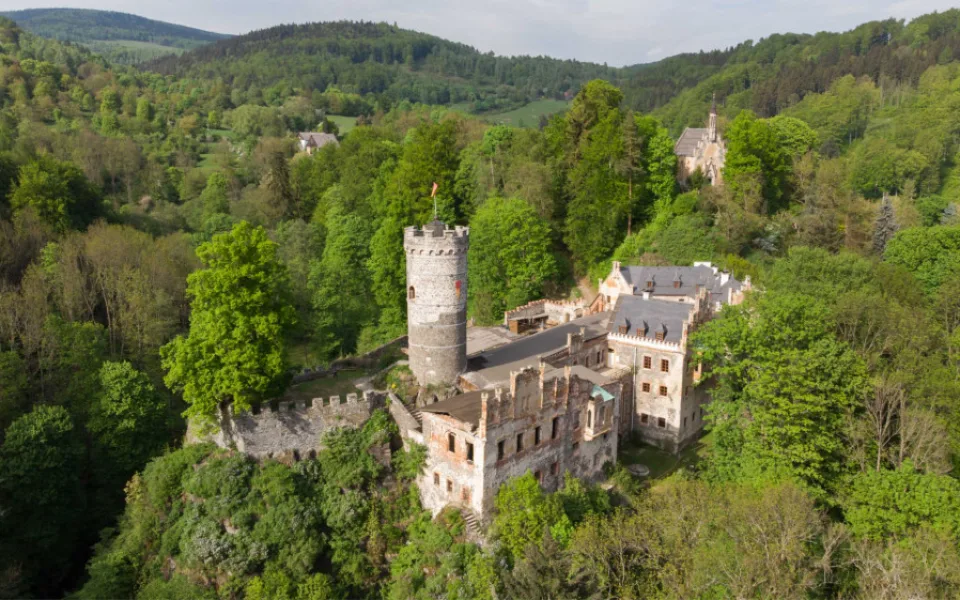 Karlovarští archeologové mají práci hradě Hauenštejn. Zkoumají středověký příkop
