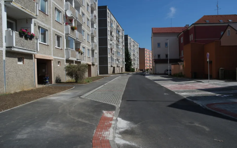 Oprava ulice Lidické nábřeží v Sokolově za téměř 13 milionů korun je hotová.