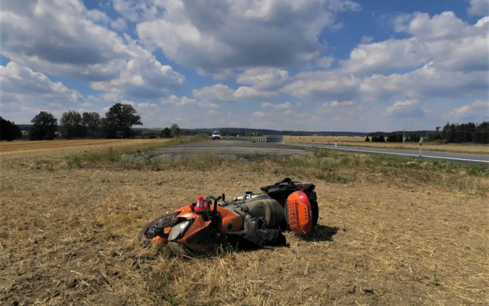 Hrozivá statistika víkendových nehod motocyklů na Karlovarsku, pro tři zraněné motorkáře přiletěl vrtulník