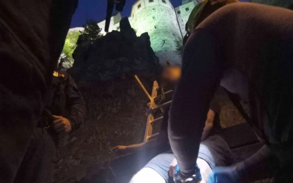 Na skále pod Loktem se zasekl turista. Hasiči k němu slaňovali z oken hradu
