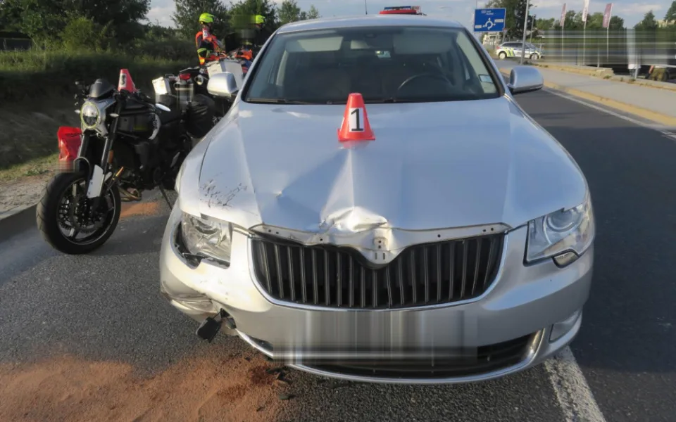 Řidiči osobáku upadl za jízdy na ruku žhavý oharek od cigarety, lekl se a zezadu narazil do dvou motorkářů
