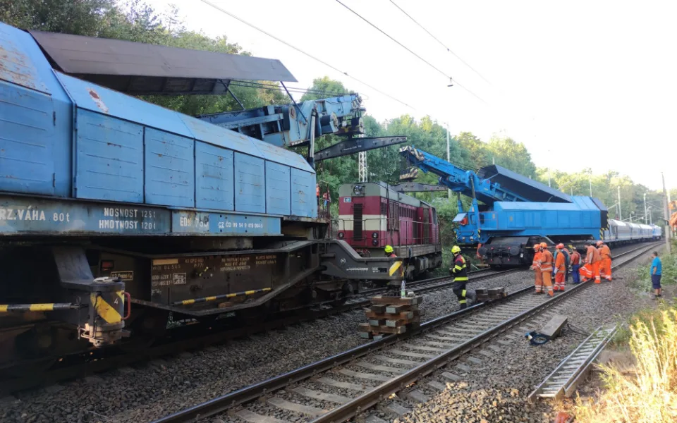 U Chebu se podařilo vyprostit lokomotivu, která v úterý vykolejila