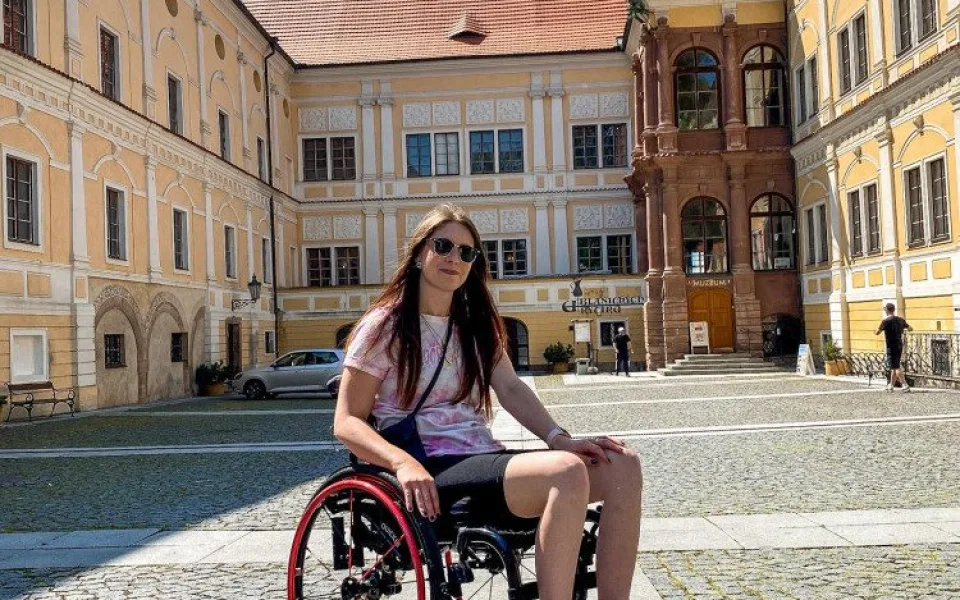 Odrazila se z dřepu do bazénu a teď je na vozíčku. Věřím, že se zase postavím na nohy, říká Petra
