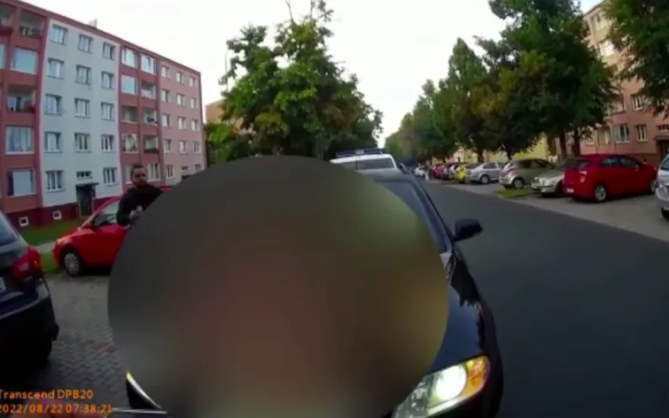 Žena dlužila za pokuty. Strážníci jí zabavili registrační značky
