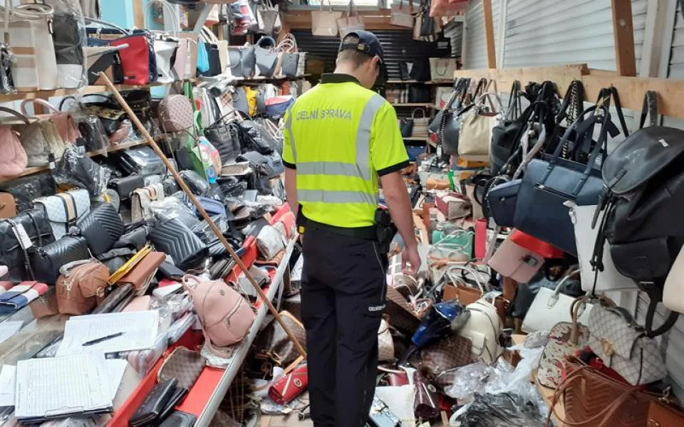 Celníci zajistili na tržnici u Chebu padělky zboží světoznámých firem