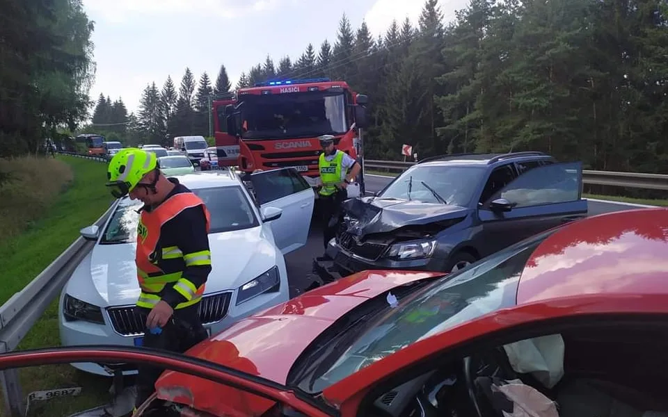 Při střetu čtyř automobilů na výjezdu z Karlových Varů se zranily dvě ženy
