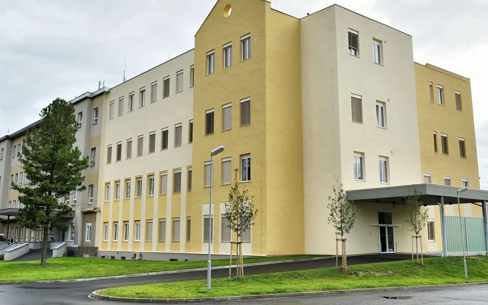 Dostavba nemocnice v Chebu spěje ke konci, nová oddělení se otevřou podzim.