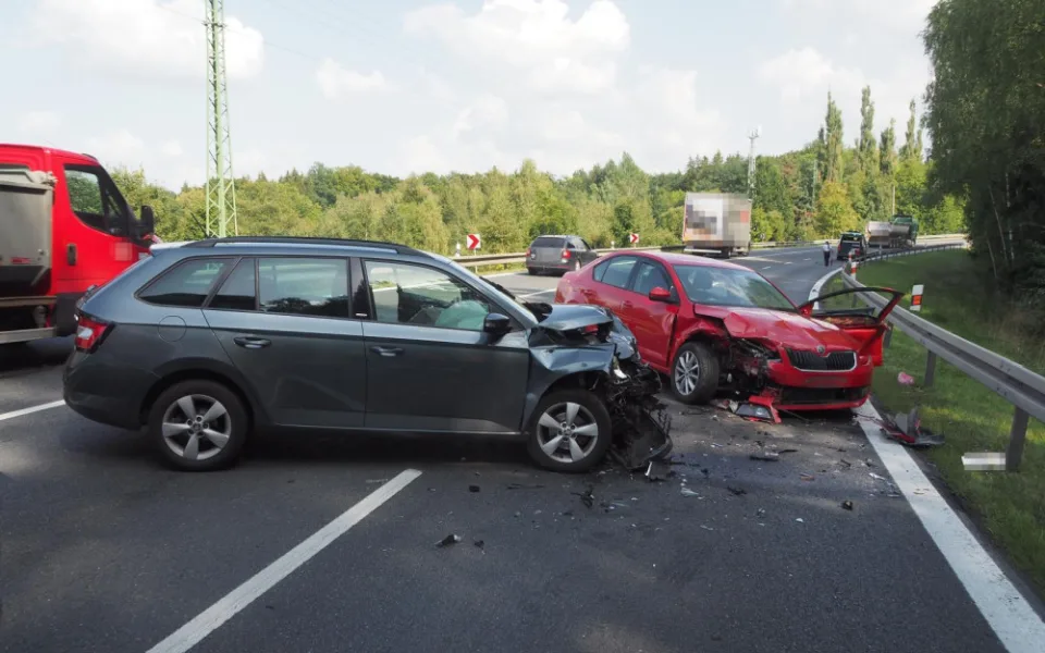 Dvě zraněné řidičky a škoda 160 tisíc korun. Nehoda tří aut zastavila provoz u Varů.