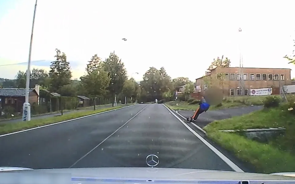 VIDEO: Muž spadl z elektrické koloběžky. Nadýchal 3,71 promile