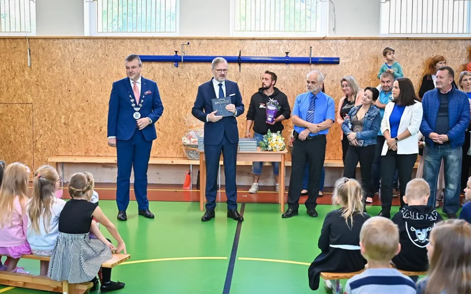 Premiér zahájil školní rok v ZŠ v Ostrově, popřál žákům, aby je učení bavilo